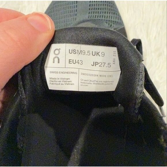 OnCloud Cloudrunner 2 Wide Shoes in Black Size 9.5M